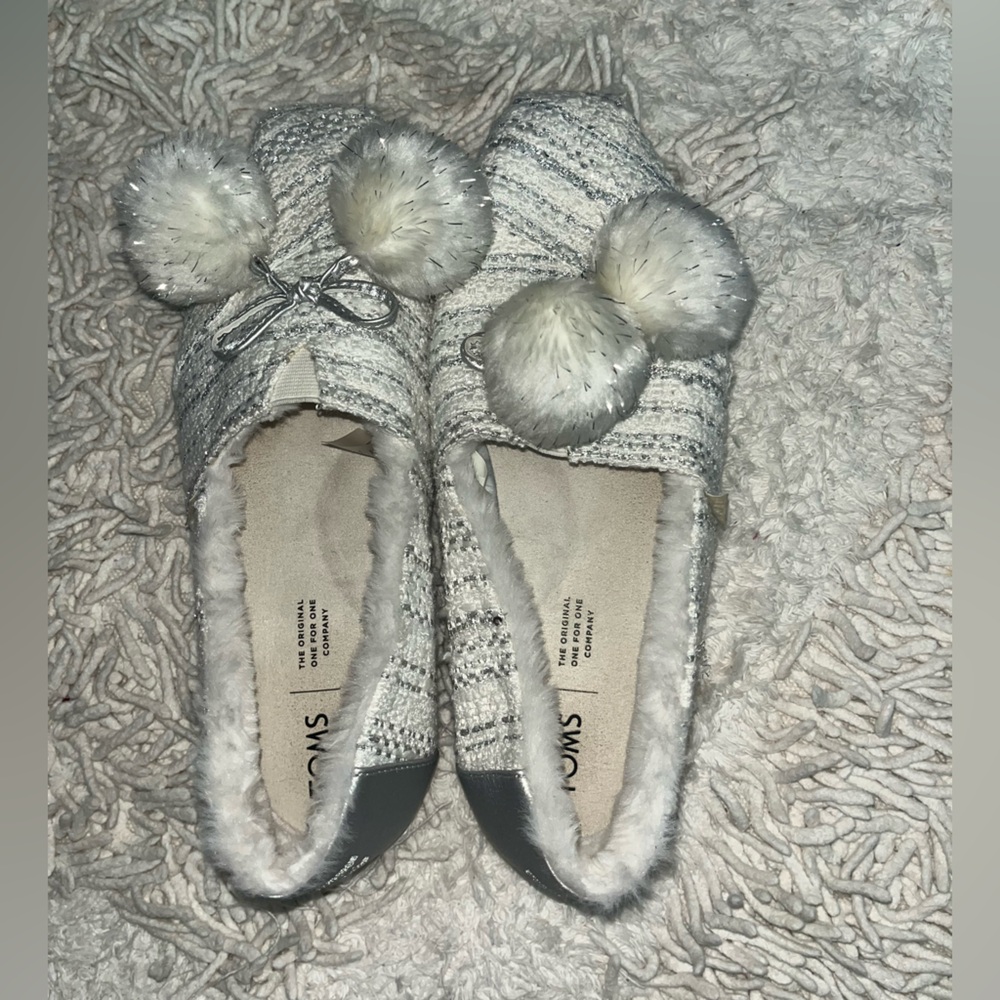 TOMS fuzzy slippers size 8.5
